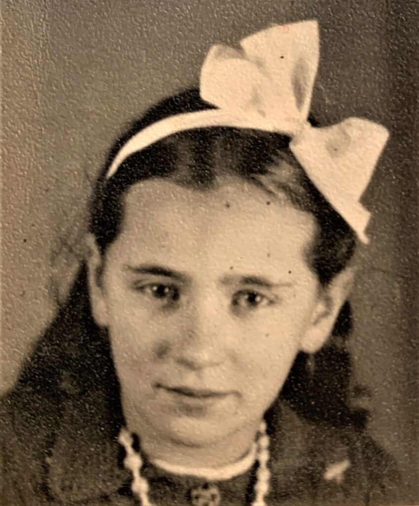 Helen headshot wearing bow