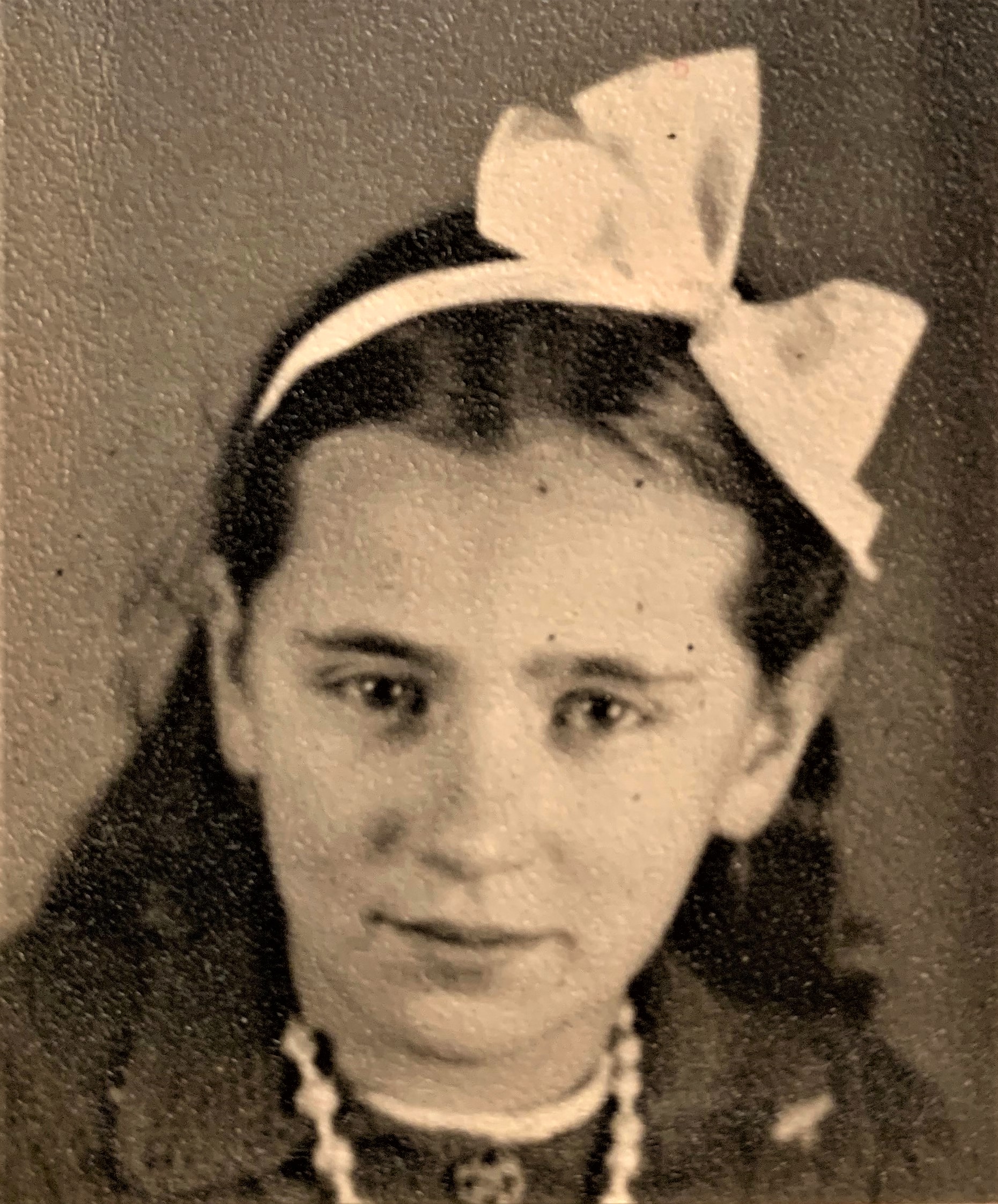 Helen headshot wearing bow